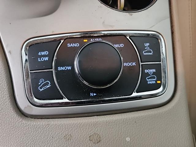 Used 2014 Bright White Clearcoat Jeep  image 26
