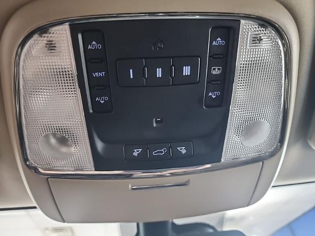 Used 2014 Bright White Clearcoat Jeep  image 29
