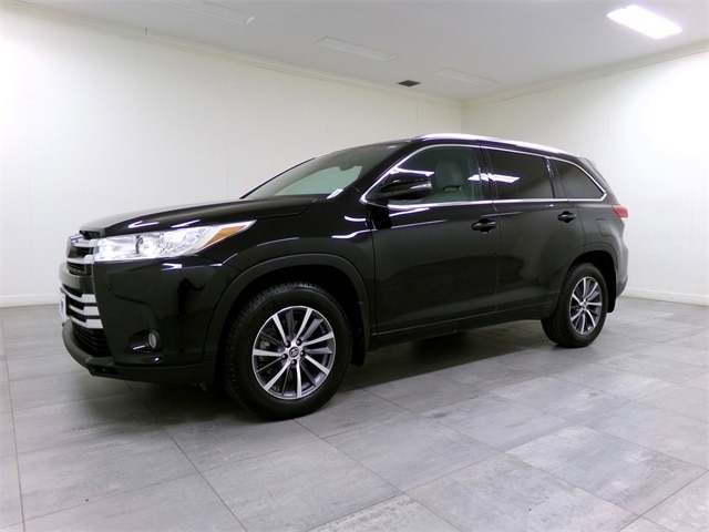 Used 2018 Toyota Highlander XLE with VIN 5TDJZRFHXJS498363 for sale in Sealy, TX