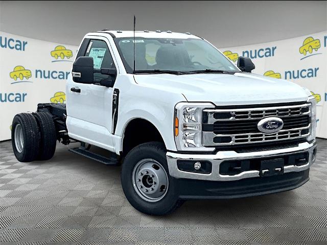 2025 Ford F-350 Super Duty Chassis Cab XL's photo
