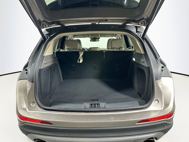 Vehicle Image 25