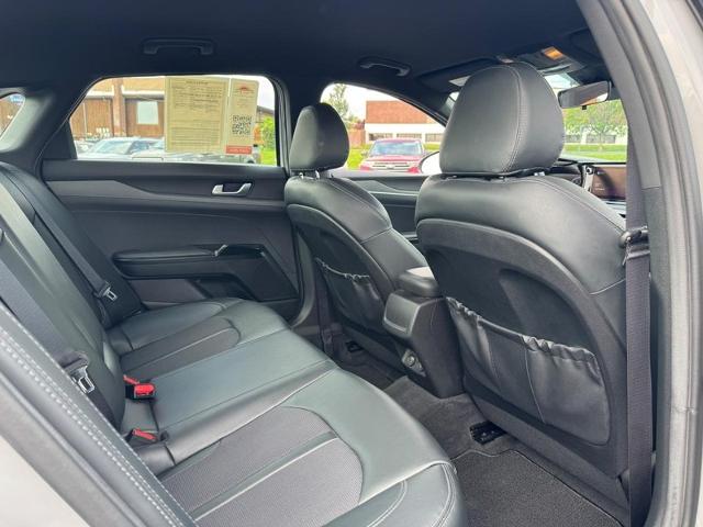 Used 2022 Wolf Gray Kia  image 10