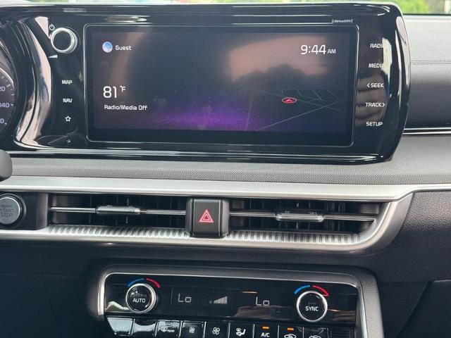 Used 2022 Wolf Gray Kia  image 13