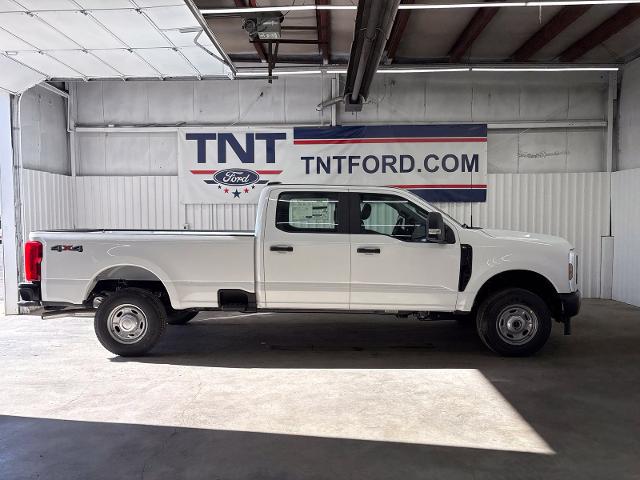 Oxford White 2027 Ford F-250 Super Duty Pickup Truck Four-Wheel Drive