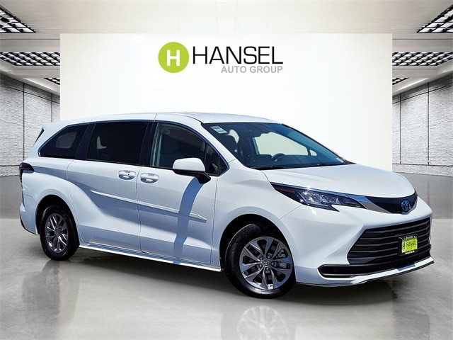 2022 Toyota Sienna LE 8 Passenger