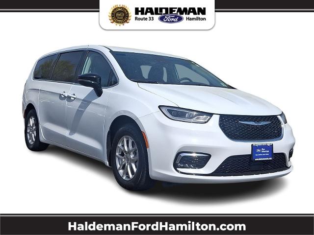 2024 Chrysler Pacifica Touring L's photo