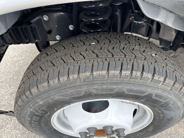 New 2027 Oxford White Ford E-350 SRW image 45