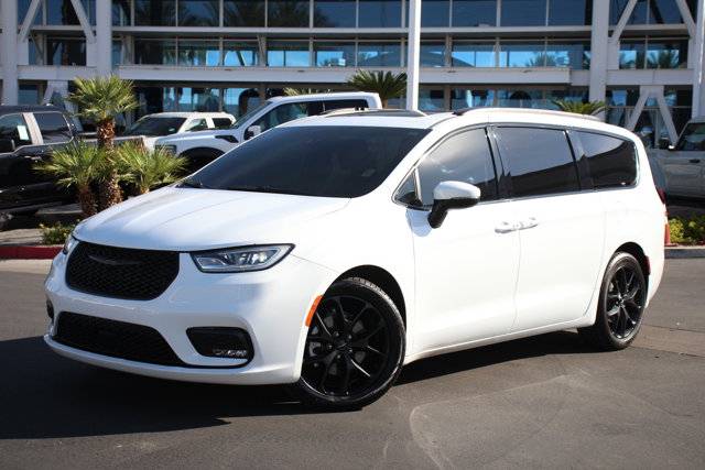 2023 Chrysler Pacifica Touring L's photo