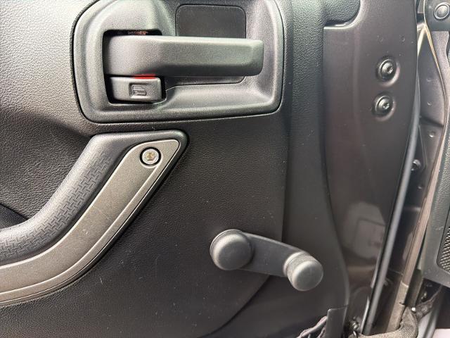 Used 2016 Granite Crystal Clearcoat Metallic Jeep  image 22