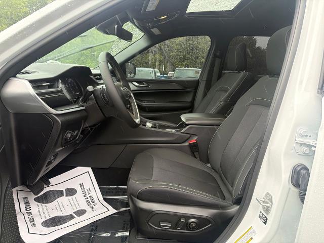 Used 2025 Bright White Clearcoat Jeep  image 9