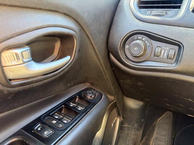 Used 2021 Crystal Metallic Jeep  image 25