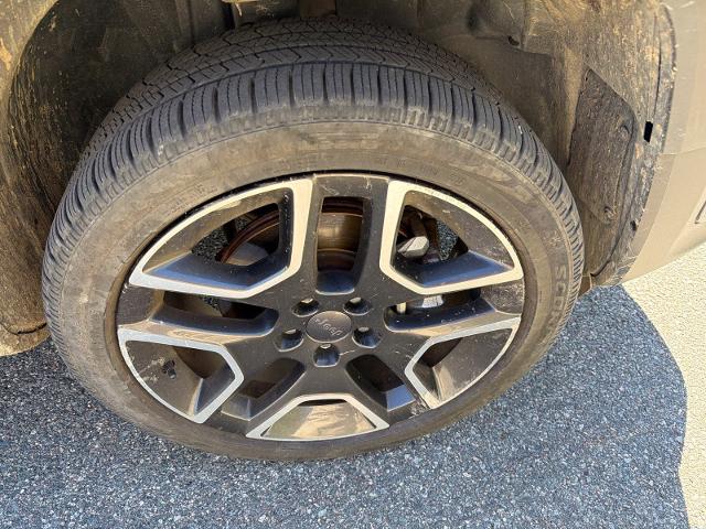 Used 2021 Crystal Metallic Jeep  image 27